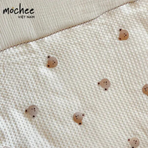 Chăn Mochee tổ ong thêu gấu vải waffle